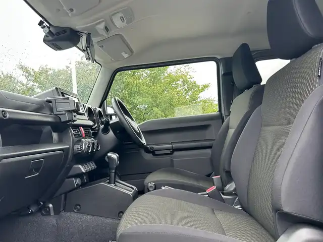 スズキ ジムニー XC 大阪府 2024(令6)年 1.5万km ミディアムグレー 社外ナビ　/　 ＴＶ/CD/DVD/Bluetooth　/バックモニター　/衝突軽減ブレーキ/リアコーナーセンサー　/前席シートヒーター　/スマートルームミラー/クルーズコントロール/レーンキープアシスト　/アイドリングストップ/前方ドライブレコーダー/純正フロアマット/純正16インチアルミホイール/ルーフレール/プッシュスタート　/スマートキー　/ＥＴＣ/ＬＥＤ
