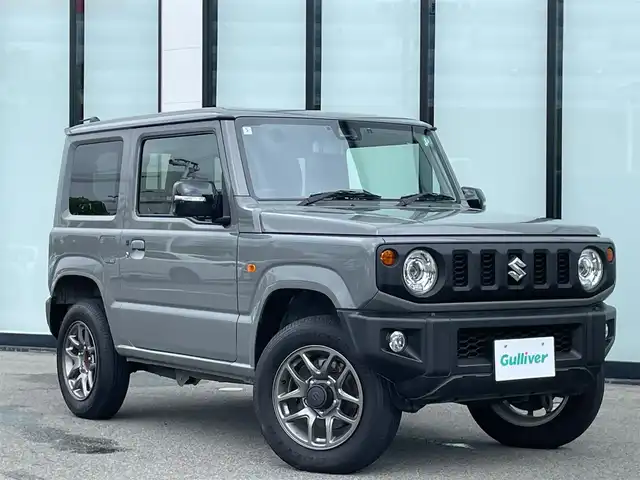 スズキ ジムニー XC 大阪府 2024(令6)年 1.5万km ミディアムグレー 社外ナビ　/　 ＴＶ/CD/DVD/Bluetooth　/バックモニター　/衝突軽減ブレーキ/リアコーナーセンサー　/前席シートヒーター　/スマートルームミラー/クルーズコントロール/レーンキープアシスト　/アイドリングストップ/前方ドライブレコーダー/純正フロアマット/純正16インチアルミホイール/ルーフレール/プッシュスタート　/スマートキー　/ＥＴＣ/ＬＥＤ