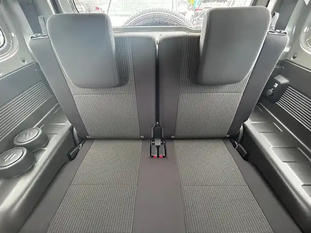 スズキ ジムニー XC 大阪府 2024(令6)年 1.5万km ミディアムグレー 社外ナビ　/　 ＴＶ/CD/DVD/Bluetooth　/バックモニター　/衝突軽減ブレーキ/リアコーナーセンサー　/前席シートヒーター　/スマートルームミラー/クルーズコントロール/レーンキープアシスト　/アイドリングストップ/前方ドライブレコーダー/純正フロアマット/純正16インチアルミホイール/ルーフレール/プッシュスタート　/スマートキー　/ＥＴＣ/ＬＥＤ