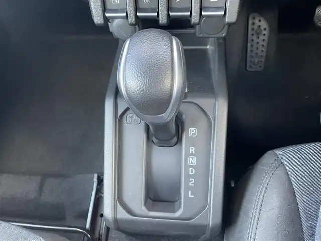 スズキ ジムニー XC 栃木県 2024(令6)年 0.7万km ブルーイッシュブラックパール3 スズキセーフティサポート/社外ナビ/フルセグTV/DVD/Bluetooth/ETC/シートカバー/シートヒーター/クルーズコントロール/スマートキー/プッシュスタート/アイドリングストップ/LEDヘッドライト/フォグランプ/オートハイビーム/社外16インチAW/OPENCOUNTRY　ホワイトレターR/Tタイヤ/サイド/カーテンエアバッグ/保証書/取説