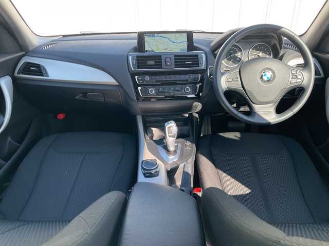 ＢＭＷ １１８ｉ 茨城県 2016(平28)年 1.6万km プラチナシルバー 後期型 /ワンオ-ナ- /パ-キングサポ-トパッケージ /Bカメラ /PDC /純正ナビ /(DVD/Bluetooth/USB/MSV) /ブラックキドニーグリル /オートライト /純正16インチアルミホイール /革巻きステアリングホイール/フロアマット /スペアキー１本/保証書/取扱説明書/禁煙車