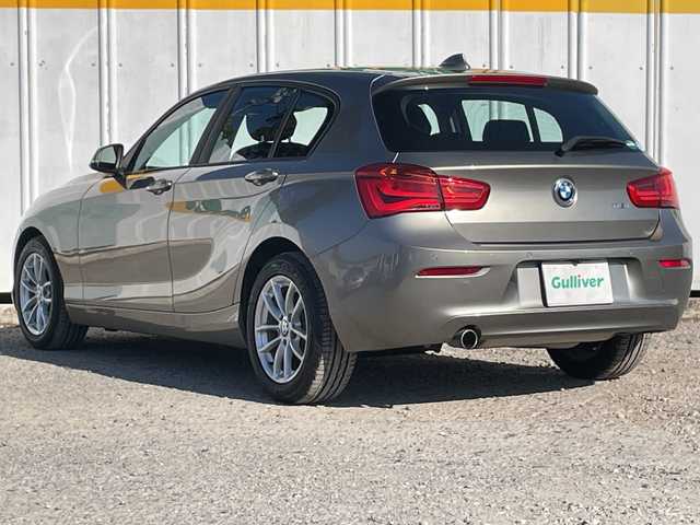 ＢＭＷ １１８ｉ 茨城県 2016(平28)年 1.6万km プラチナシルバー 後期型 /ワンオ-ナ- /パ-キングサポ-トパッケージ /Bカメラ /PDC /純正ナビ /(DVD/Bluetooth/USB/MSV) /ブラックキドニーグリル /オートライト /純正16インチアルミホイール /革巻きステアリングホイール/フロアマット /スペアキー１本/保証書/取扱説明書/禁煙車