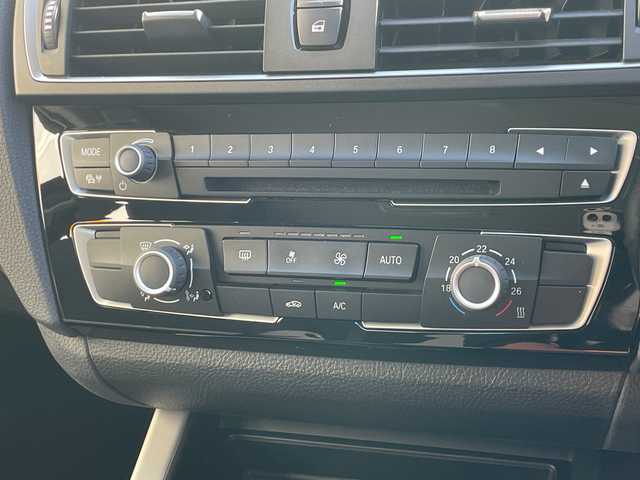 ＢＭＷ １１８ｉ 茨城県 2016(平28)年 1.6万km プラチナシルバー 後期型 /ワンオ-ナ- /パ-キングサポ-トパッケージ /Bカメラ /PDC /純正ナビ /(DVD/Bluetooth/USB/MSV) /ブラックキドニーグリル /オートライト /純正16インチアルミホイール /革巻きステアリングホイール/フロアマット /スペアキー１本/保証書/取扱説明書/禁煙車