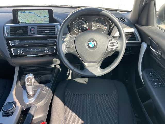 ＢＭＷ １１８ｉ 茨城県 2016(平28)年 1.6万km プラチナシルバー 後期型 /ワンオ-ナ- /パ-キングサポ-トパッケージ /Bカメラ /PDC /純正ナビ /(DVD/Bluetooth/USB/MSV) /ブラックキドニーグリル /オートライト /純正16インチアルミホイール /革巻きステアリングホイール/フロアマット /スペアキー１本/保証書/取扱説明書/禁煙車