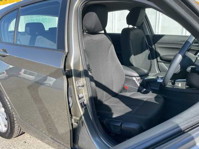 ＢＭＷ １１８ｉ 茨城県 2016(平28)年 1.6万km プラチナシルバー 後期型 /ワンオ-ナ- /パ-キングサポ-トパッケージ /Bカメラ /PDC /純正ナビ /(DVD/Bluetooth/USB/MSV) /ブラックキドニーグリル /オートライト /純正16インチアルミホイール /革巻きステアリングホイール/フロアマット /スペアキー１本/保証書/取扱説明書/禁煙車