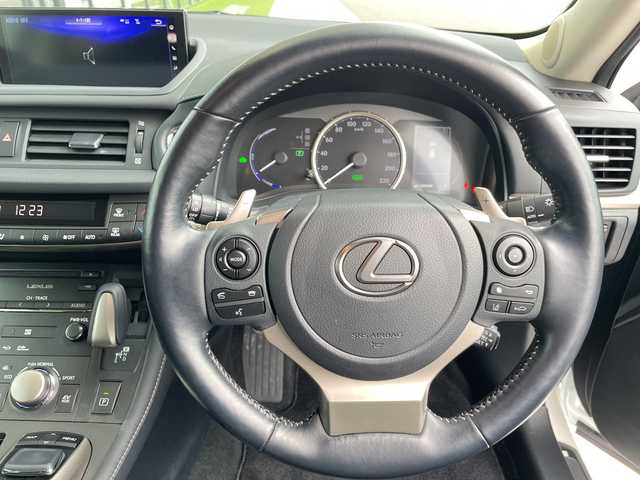 レクサス ＣＴ 200h バージョンC 愛知県 2021(令3)年 1.1万km ソニッククォーツ レクサスセーフティセンス/純正10型ナビ/シートヒーター/バックカメラ/レーダークルーズコントロール/コーナーセンサー/純正アルミホイール/パワーシート/ETC2.0/LEDヘッドライト/パドルシフト/ステアリングヒーター/レーンキープアシスト/オートマチックハイビーム/ドライブレコーダー/ステアリングスイッチ/スマートキー/プッシュスタート