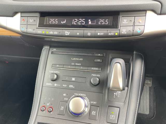 レクサス ＣＴ 200h バージョンC 愛知県 2021(令3)年 1.1万km ソニッククォーツ レクサスセーフティセンス/純正10型ナビ/シートヒーター/バックカメラ/レーダークルーズコントロール/コーナーセンサー/純正アルミホイール/パワーシート/ETC2.0/LEDヘッドライト/パドルシフト/ステアリングヒーター/レーンキープアシスト/オートマチックハイビーム/ドライブレコーダー/ステアリングスイッチ/スマートキー/プッシュスタート