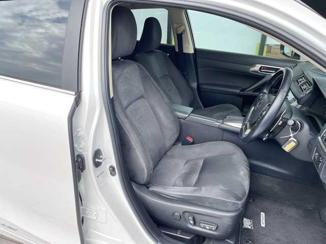 レクサス ＣＴ 200h バージョンC 愛知県 2021(令3)年 1.1万km ソニッククォーツ レクサスセーフティセンス/純正10型ナビ/シートヒーター/バックカメラ/レーダークルーズコントロール/コーナーセンサー/純正アルミホイール/パワーシート/ETC2.0/LEDヘッドライト/パドルシフト/ステアリングヒーター/レーンキープアシスト/オートマチックハイビーム/ドライブレコーダー/ステアリングスイッチ/スマートキー/プッシュスタート