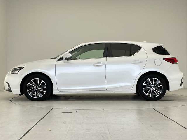 レクサス ＣＴ 200h バージョンC 愛知県 2021(令3)年 1.1万km ソニッククォーツ レクサスセーフティセンス/純正10型ナビ/シートヒーター/バックカメラ/レーダークルーズコントロール/コーナーセンサー/純正アルミホイール/パワーシート/ETC2.0/LEDヘッドライト/パドルシフト/ステアリングヒーター/レーンキープアシスト/オートマチックハイビーム/ドライブレコーダー/ステアリングスイッチ/スマートキー/プッシュスタート