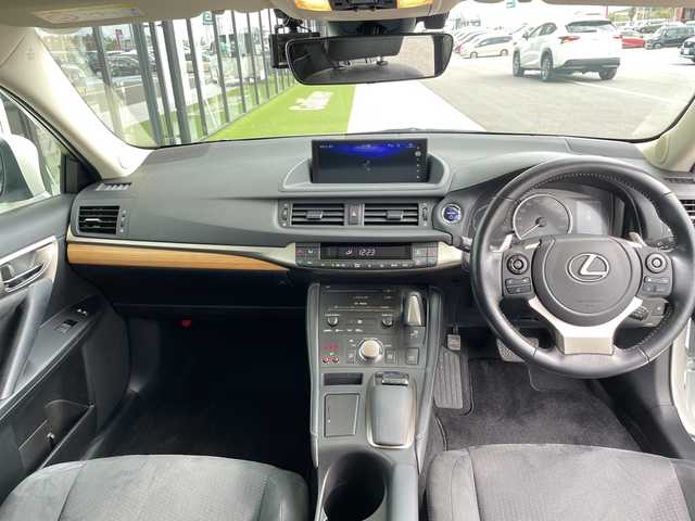 レクサス ＣＴ 200h バージョンC 愛知県 2021(令3)年 1.1万km ソニッククォーツ レクサスセーフティセンス/純正10型ナビ/シートヒーター/バックカメラ/レーダークルーズコントロール/コーナーセンサー/純正アルミホイール/パワーシート/ETC2.0/LEDヘッドライト/パドルシフト/ステアリングヒーター/レーンキープアシスト/オートマチックハイビーム/ドライブレコーダー/ステアリングスイッチ/スマートキー/プッシュスタート