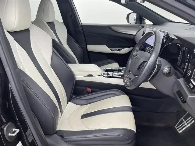 レクサス ＮＸ 350h Fスポーツ 福岡県 2022(令4)年 4.6万km グラファイトブラックガラスフレーク ワンオーナー　/純正１４型ＤＡナビ/フルセグTV　/全方位カメラ　/ビルトインETC２．０　/レクサスチームメイト　/セーフティシステム＋Ａ　/レーダークルーズコントロール　/コーナーセンサー　/衝突軽減ブレーキ　/レーンキープ　/アクセル踏み間違い防止　/ＢＳＭ　/パーキングアシスト　/パドルシフト　/ヘッドアップディスプレイ　/シートメモリー付きパワーシート　/白黒ツートンレザー　/シートベンチレーション／ヒーター　/ステアリングヒーター　/パワーバックドア　/純正２０インチアルミホイール