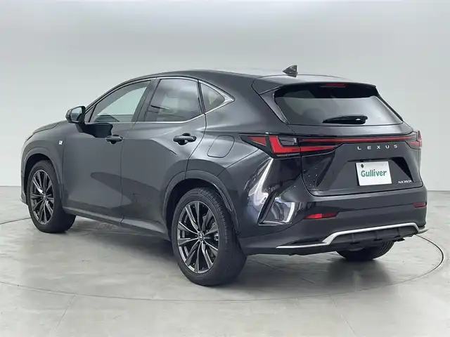 レクサス ＮＸ 350h Fスポーツ 福岡県 2022(令4)年 4.6万km グラファイトブラックガラスフレーク ワンオーナー　/純正１４型ＤＡナビ/フルセグTV　/全方位カメラ　/ビルトインETC２．０　/レクサスチームメイト　/セーフティシステム＋Ａ　/レーダークルーズコントロール　/コーナーセンサー　/衝突軽減ブレーキ　/レーンキープ　/アクセル踏み間違い防止　/ＢＳＭ　/パーキングアシスト　/パドルシフト　/ヘッドアップディスプレイ　/シートメモリー付きパワーシート　/白黒ツートンレザー　/シートベンチレーション／ヒーター　/ステアリングヒーター　/パワーバックドア　/純正２０インチアルミホイール