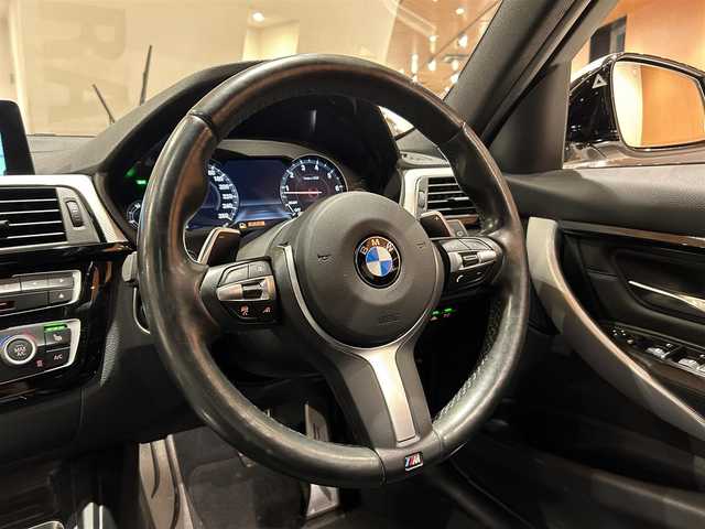 ＢＭＷ ３２０ｉ xDriveツーリングMスポーツEDシャドー 道央・札幌 2017(平29)年 7.5万km アルピンホワイトⅢ ダコタレザーシート/シートヒーター/専用ブラックキドニーグリル/専用ダーク色LEDヘッドライト/専用ダーク色LEDテールライト/専用19inchアロイホイール/マルチディスプレイメーターパネル/専用ステンレスペダル/純正HDDナビ/CD/DVD/USB/Bluetooth/バックカメラ/PDC/電動リアゲート/社外ドラレコ/ETC