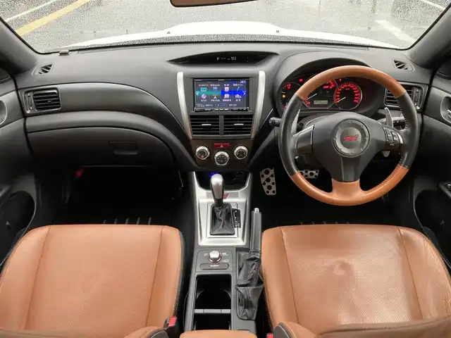 スバル インプレッサ ＷＲＸ STI A－Line 鳥取県 2011(平23)年 8.6万km サテンホワイトパール ４WD・ターボ車/社外ナビ/フルセグ/DVD/CD/BT/バックカメラ・ETC/プレミアムタンレザーパッケージ/前後ドライブレコーダー/純正オプションBBS製１８インチアルミ/大型トランクスポイラー/前席パワーシート/前席シートヒーター/クルーズコントロール/HKS4本出しマフラー/キセノンヘットライト/フォグライト/プッシュエンジンスタート