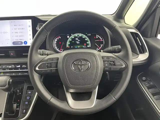 トヨタ ノア S－Z 福井県 2022(令4)年 5.1万km アティチュードブラックマイカ 禁煙車/純正ディスプレイオーディオ/(ナビ フルセグTV HDMI BT CD Miracast )/バックカメラ/ドライブレコーダー/トヨタセーフティセンス/アダプティブクルーズコントロール/レーンディパーチャーアラート/プリクラッシュセーフティ/プロアクティブドライビングアシスト/パーキングサポートブレーキ/クリアランスソナー/ロードサインアシスト/オートマチックハイビーム/先行車発進告知/両側パワースライドドア/ハーフレザーシート/前席シートヒーター/ステアリングスイッチ/ウォークスルー/2列目サンシェード/ビルトインETC2.0/LEDヘッドライト/オートライト/リアフォグランプ/電動格納ミラー/ウィンカーミラー/電動ホールド/オートホールド/純正OP17インチAW/純正フロアマット/純正ドアバイザー/プッシュスタート/スマートキー/スペアキー1本/取扱説明書