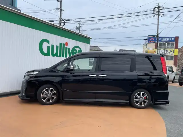トヨタ ヴォクシー ZS 煌Ⅲ 三重県 2021(令3)年 2万km ブラック トヨタセーフティセンス/・プリクラッシュセーフティ/カロッツェリアメモリナビ/・DVD.CD。SD.Bluetooth/・SD.フルセグTV/・バックカメラ/両側パワースライドドア/205/60R16タイヤ/・16インチ純正アルミ/LEDヘッドライト/オートライト/フロントフォグランプ/・オートハイビーム/・アイドリングストップ/スマートキー/プッシュスタート