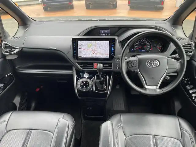 トヨタ ヴォクシー ZS 煌Ⅲ 三重県 2021(令3)年 2万km ブラック トヨタセーフティセンス/・プリクラッシュセーフティ/カロッツェリアメモリナビ/・DVD.CD。SD.Bluetooth/・SD.フルセグTV/・バックカメラ/両側パワースライドドア/205/60R16タイヤ/・16インチ純正アルミ/LEDヘッドライト/オートライト/フロントフォグランプ/・オートハイビーム/・アイドリングストップ/スマートキー/プッシュスタート