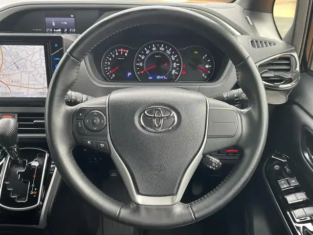 トヨタ ヴォクシー ZS 煌Ⅲ 三重県 2021(令3)年 2万km ブラック トヨタセーフティセンス/・プリクラッシュセーフティ/カロッツェリアメモリナビ/・DVD.CD。SD.Bluetooth/・SD.フルセグTV/・バックカメラ/両側パワースライドドア/205/60R16タイヤ/・16インチ純正アルミ/LEDヘッドライト/オートライト/フロントフォグランプ/・オートハイビーム/・アイドリングストップ/スマートキー/プッシュスタート