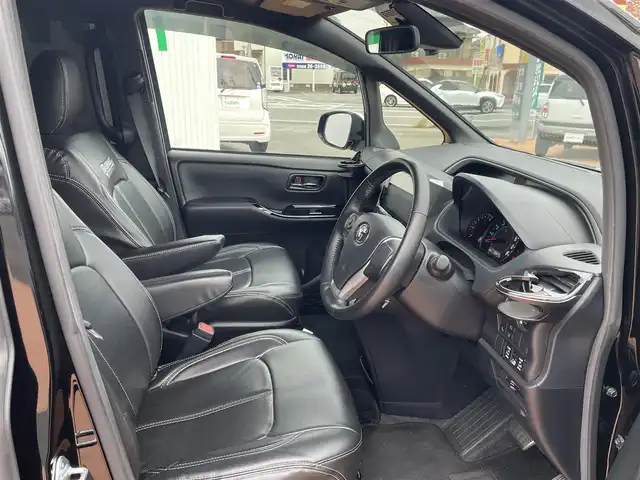 トヨタ ヴォクシー ZS 煌Ⅲ 三重県 2021(令3)年 2万km ブラック トヨタセーフティセンス/・プリクラッシュセーフティ/カロッツェリアメモリナビ/・DVD.CD。SD.Bluetooth/・SD.フルセグTV/・バックカメラ/両側パワースライドドア/205/60R16タイヤ/・16インチ純正アルミ/LEDヘッドライト/オートライト/フロントフォグランプ/・オートハイビーム/・アイドリングストップ/スマートキー/プッシュスタート