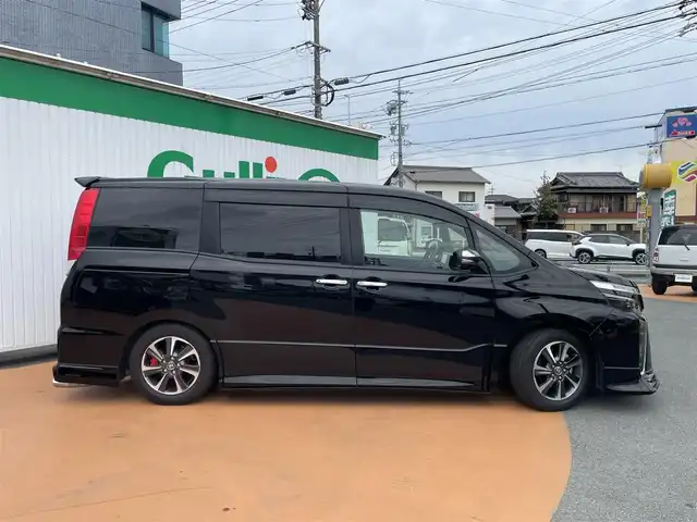 トヨタ ヴォクシー ZS 煌Ⅲ 三重県 2021(令3)年 2万km ブラック トヨタセーフティセンス/・プリクラッシュセーフティ/カロッツェリアメモリナビ/・DVD.CD。SD.Bluetooth/・SD.フルセグTV/・バックカメラ/両側パワースライドドア/205/60R16タイヤ/・16インチ純正アルミ/LEDヘッドライト/オートライト/フロントフォグランプ/・オートハイビーム/・アイドリングストップ/スマートキー/プッシュスタート
