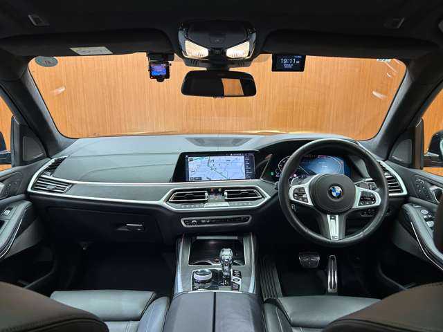 ＢＭＷ Ｘ７ xDrive35d Mスポーツ 千葉県 2020(令2)年 4.4万km サファイアブラックP ６人乗り２列目コンフォートシート　/ウェルネスＰＫＧ　/スカイラウンジパノラマＳＲ　/革シート　/ナビ　/ＴＶ　/３６０°ｈａｒｍａｎｋａｒｄｏｎサウンド　/ＯＰ２２インチＡＷ　/レーザービーム　/ディスプレイキー