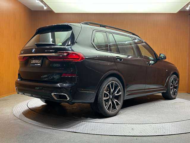 ＢＭＷ Ｘ７ xDrive35d Mスポーツ 千葉県 2020(令2)年 4.4万km サファイアブラックP ６人乗り２列目コンフォートシート　/ウェルネスＰＫＧ　/スカイラウンジパノラマＳＲ　/革シート　/ナビ　/ＴＶ　/３６０°ｈａｒｍａｎｋａｒｄｏｎサウンド　/ＯＰ２２インチＡＷ　/レーザービーム　/ディスプレイキー