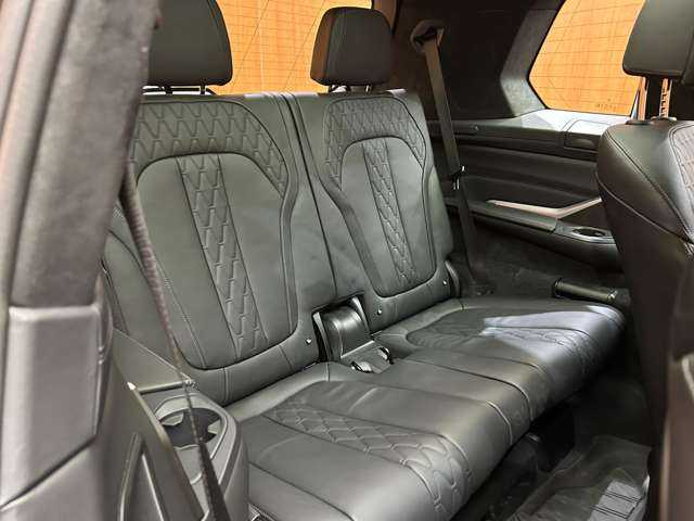ＢＭＷ Ｘ７ xDrive35d Mスポーツ 千葉県 2020(令2)年 4.4万km サファイアブラックP ６人乗り２列目コンフォートシート　/ウェルネスＰＫＧ　/スカイラウンジパノラマＳＲ　/革シート　/ナビ　/ＴＶ　/３６０°ｈａｒｍａｎｋａｒｄｏｎサウンド　/ＯＰ２２インチＡＷ　/レーザービーム　/ディスプレイキー