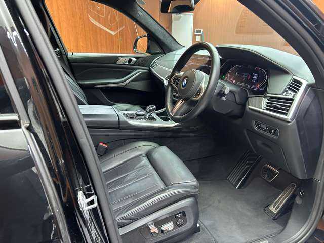 ＢＭＷ Ｘ７ xDrive35d Mスポーツ 千葉県 2020(令2)年 4.4万km サファイアブラックP ６人乗り２列目コンフォートシート　/ウェルネスＰＫＧ　/スカイラウンジパノラマＳＲ　/革シート　/ナビ　/ＴＶ　/３６０°ｈａｒｍａｎｋａｒｄｏｎサウンド　/ＯＰ２２インチＡＷ　/レーザービーム　/ディスプレイキー