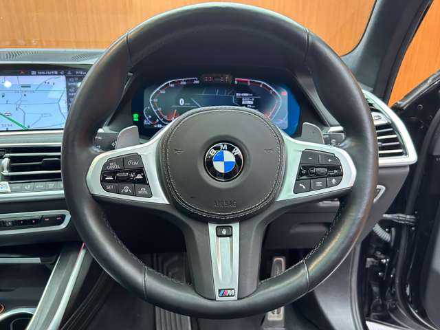 ＢＭＷ Ｘ７ xDrive35d Mスポーツ 千葉県 2020(令2)年 4.4万km サファイアブラックP ６人乗り２列目コンフォートシート　/ウェルネスＰＫＧ　/スカイラウンジパノラマＳＲ　/革シート　/ナビ　/ＴＶ　/３６０°ｈａｒｍａｎｋａｒｄｏｎサウンド　/ＯＰ２２インチＡＷ　/レーザービーム　/ディスプレイキー