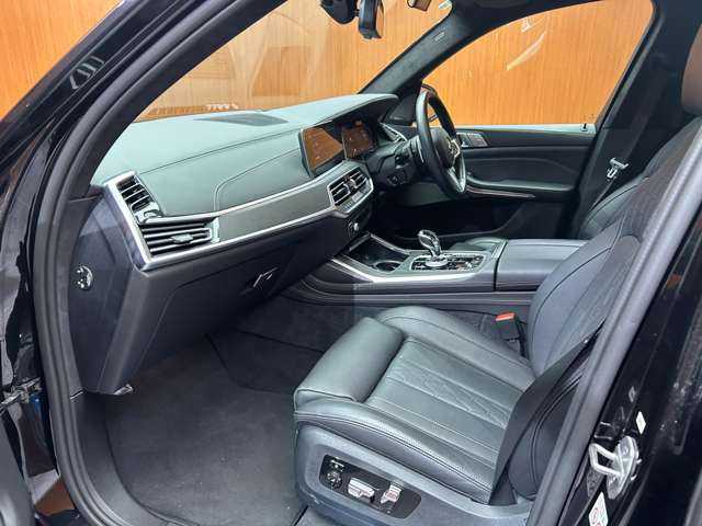ＢＭＷ Ｘ７ xDrive35d Mスポーツ 千葉県 2020(令2)年 4.4万km サファイアブラックP ６人乗り２列目コンフォートシート　/ウェルネスＰＫＧ　/スカイラウンジパノラマＳＲ　/革シート　/ナビ　/ＴＶ　/３６０°ｈａｒｍａｎｋａｒｄｏｎサウンド　/ＯＰ２２インチＡＷ　/レーザービーム　/ディスプレイキー
