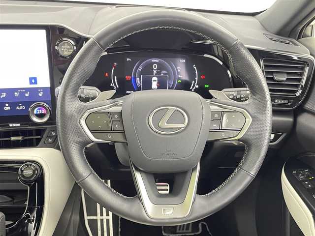 レクサス ＮＸ 350h Fスポーツ 千葉県 2021(令3)年 3万km グラファイトブラックガラスフレーク セーフティシステムプラス/・プリクラッシュセーフティ/・レーントレーシングアシスト/・ロードサインアシスト/・ドライバー異常時対応システム/・プロアクティブドライビングアシスト/・オートマチックハイビーム/・レーダークルーズコントロール/・レーンチェンジアシスト/・発進遅れ告知機能/純正14インチディスプレイオーディオ/・ナビ機能/・フルセグTV/・Bluetoothオーディオ接続/パノラミックビューモニター/パノラマルーフ/白黒コンビレザーシート/3眼フルLEDヘッドライト/ブラインドスポットモニター/パワーバックドア/AC100V電源 1500w