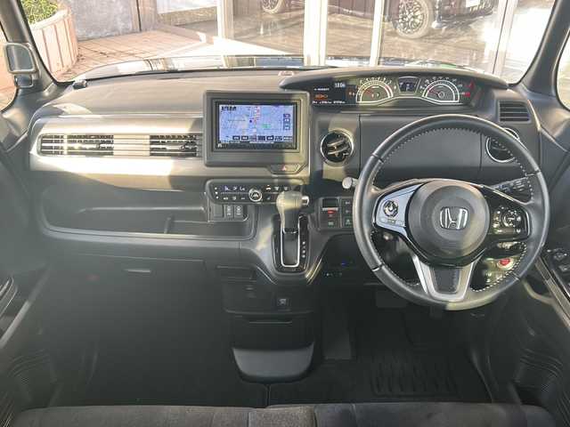 ホンダ Ｎ ＢＯＸ カスタム L スタイル+ブラック 静岡県 2022(令4)年 1.4万km クリスタルブラックパール ケンウッドナビ/・SD/・内蔵メモリ/・CD/DVD/・FM/AM/・フルセグTV/・Bluetooth/ホンダセンシング/●衝突軽減ブレーキ（CMBS）/●誤発進抑制機能/●歩行者事故低減ステアリング/●路外逸脱抑制機能/●渋滞追従機能付アダプティブクルーズコントロール（ACC）/●車線維持支援システム（LKAS）/●先行車発進お知らせ機能/●標識認識機能/●後方誤発進抑制機能/●オートハイビーム/主要装備/・バックカメラ/・運転席＋助手席シートヒーター/・ＥＴＣ/・コーナーセンサー/・ブレーキホールド/・電動パーキングブレーキ/・両側パワースライドドア/・サイドカーテンエアバッグ/・アレルクリーンプラスシート/・ブラック塗装純正14インチアルミ