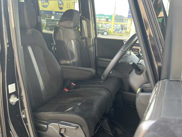 ホンダ Ｎ ＢＯＸ カスタム L スタイル+ブラック 静岡県 2022(令4)年 1.4万km クリスタルブラックパール ケンウッドナビ/・SD/・内蔵メモリ/・CD/DVD/・FM/AM/・フルセグTV/・Bluetooth/ホンダセンシング/●衝突軽減ブレーキ（CMBS）/●誤発進抑制機能/●歩行者事故低減ステアリング/●路外逸脱抑制機能/●渋滞追従機能付アダプティブクルーズコントロール（ACC）/●車線維持支援システム（LKAS）/●先行車発進お知らせ機能/●標識認識機能/●後方誤発進抑制機能/●オートハイビーム/主要装備/・バックカメラ/・運転席＋助手席シートヒーター/・ＥＴＣ/・コーナーセンサー/・ブレーキホールド/・電動パーキングブレーキ/・両側パワースライドドア/・サイドカーテンエアバッグ/・アレルクリーンプラスシート/・ブラック塗装純正14インチアルミ