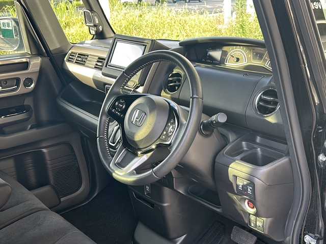 ホンダ Ｎ ＢＯＸ カスタム L スタイル+ブラック 静岡県 2022(令4)年 1.4万km クリスタルブラックパール ケンウッドナビ/・SD/・内蔵メモリ/・CD/DVD/・FM/AM/・フルセグTV/・Bluetooth/ホンダセンシング/●衝突軽減ブレーキ（CMBS）/●誤発進抑制機能/●歩行者事故低減ステアリング/●路外逸脱抑制機能/●渋滞追従機能付アダプティブクルーズコントロール（ACC）/●車線維持支援システム（LKAS）/●先行車発進お知らせ機能/●標識認識機能/●後方誤発進抑制機能/●オートハイビーム/主要装備/・バックカメラ/・運転席＋助手席シートヒーター/・ＥＴＣ/・コーナーセンサー/・ブレーキホールド/・電動パーキングブレーキ/・両側パワースライドドア/・サイドカーテンエアバッグ/・アレルクリーンプラスシート/・ブラック塗装純正14インチアルミ