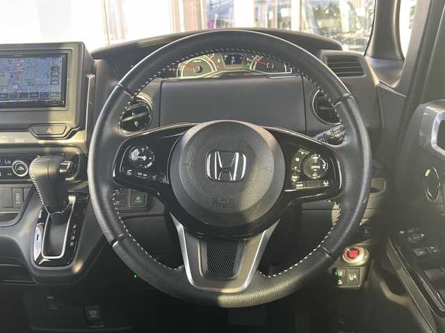 ホンダ Ｎ ＢＯＸ カスタム L スタイル+ブラック 静岡県 2022(令4)年 1.4万km クリスタルブラックパール ケンウッドナビ/・SD/・内蔵メモリ/・CD/DVD/・FM/AM/・フルセグTV/・Bluetooth/ホンダセンシング/●衝突軽減ブレーキ（CMBS）/●誤発進抑制機能/●歩行者事故低減ステアリング/●路外逸脱抑制機能/●渋滞追従機能付アダプティブクルーズコントロール（ACC）/●車線維持支援システム（LKAS）/●先行車発進お知らせ機能/●標識認識機能/●後方誤発進抑制機能/●オートハイビーム/主要装備/・バックカメラ/・運転席＋助手席シートヒーター/・ＥＴＣ/・コーナーセンサー/・ブレーキホールド/・電動パーキングブレーキ/・両側パワースライドドア/・サイドカーテンエアバッグ/・アレルクリーンプラスシート/・ブラック塗装純正14インチアルミ