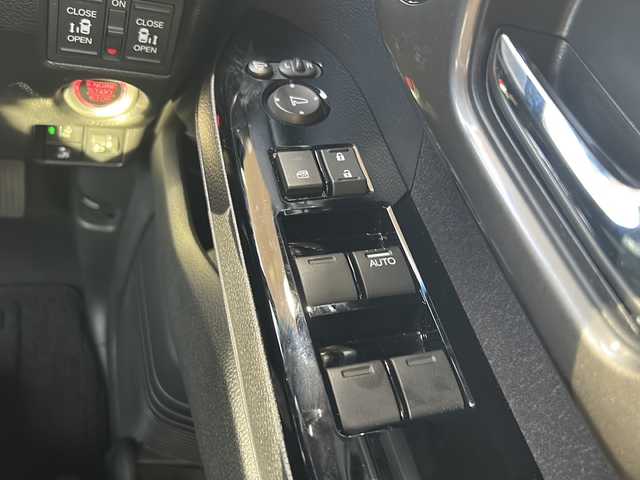 ホンダ Ｎ ＢＯＸ カスタム L スタイル+ブラック 静岡県 2022(令4)年 1.4万km クリスタルブラックパール ケンウッドナビ/・SD/・内蔵メモリ/・CD/DVD/・FM/AM/・フルセグTV/・Bluetooth/ホンダセンシング/●衝突軽減ブレーキ（CMBS）/●誤発進抑制機能/●歩行者事故低減ステアリング/●路外逸脱抑制機能/●渋滞追従機能付アダプティブクルーズコントロール（ACC）/●車線維持支援システム（LKAS）/●先行車発進お知らせ機能/●標識認識機能/●後方誤発進抑制機能/●オートハイビーム/主要装備/・バックカメラ/・運転席＋助手席シートヒーター/・ＥＴＣ/・コーナーセンサー/・ブレーキホールド/・電動パーキングブレーキ/・両側パワースライドドア/・サイドカーテンエアバッグ/・アレルクリーンプラスシート/・ブラック塗装純正14インチアルミ