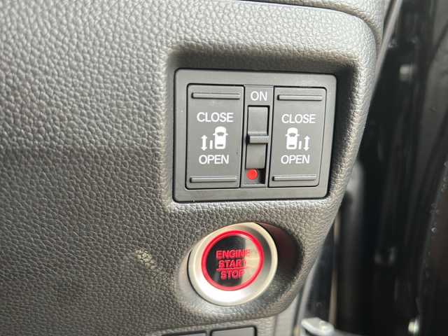 ホンダ Ｎ ＢＯＸ カスタム L スタイル+ブラック 静岡県 2022(令4)年 1.4万km クリスタルブラックパール ケンウッドナビ/・SD/・内蔵メモリ/・CD/DVD/・FM/AM/・フルセグTV/・Bluetooth/ホンダセンシング/●衝突軽減ブレーキ（CMBS）/●誤発進抑制機能/●歩行者事故低減ステアリング/●路外逸脱抑制機能/●渋滞追従機能付アダプティブクルーズコントロール（ACC）/●車線維持支援システム（LKAS）/●先行車発進お知らせ機能/●標識認識機能/●後方誤発進抑制機能/●オートハイビーム/主要装備/・バックカメラ/・運転席＋助手席シートヒーター/・ＥＴＣ/・コーナーセンサー/・ブレーキホールド/・電動パーキングブレーキ/・両側パワースライドドア/・サイドカーテンエアバッグ/・アレルクリーンプラスシート/・ブラック塗装純正14インチアルミ