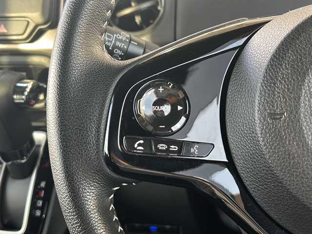 ホンダ Ｎ ＢＯＸ カスタム L スタイル+ブラック 静岡県 2022(令4)年 1.4万km クリスタルブラックパール ケンウッドナビ/・SD/・内蔵メモリ/・CD/DVD/・FM/AM/・フルセグTV/・Bluetooth/ホンダセンシング/●衝突軽減ブレーキ（CMBS）/●誤発進抑制機能/●歩行者事故低減ステアリング/●路外逸脱抑制機能/●渋滞追従機能付アダプティブクルーズコントロール（ACC）/●車線維持支援システム（LKAS）/●先行車発進お知らせ機能/●標識認識機能/●後方誤発進抑制機能/●オートハイビーム/主要装備/・バックカメラ/・運転席＋助手席シートヒーター/・ＥＴＣ/・コーナーセンサー/・ブレーキホールド/・電動パーキングブレーキ/・両側パワースライドドア/・サイドカーテンエアバッグ/・アレルクリーンプラスシート/・ブラック塗装純正14インチアルミ