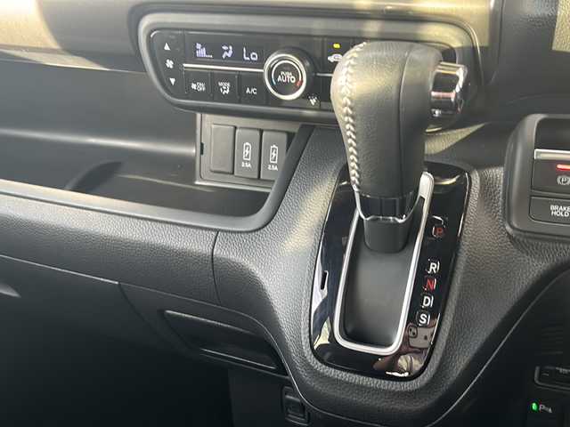 ホンダ Ｎ ＢＯＸ カスタム L スタイル+ブラック 静岡県 2022(令4)年 1.4万km クリスタルブラックパール ケンウッドナビ/・SD/・内蔵メモリ/・CD/DVD/・FM/AM/・フルセグTV/・Bluetooth/ホンダセンシング/●衝突軽減ブレーキ（CMBS）/●誤発進抑制機能/●歩行者事故低減ステアリング/●路外逸脱抑制機能/●渋滞追従機能付アダプティブクルーズコントロール（ACC）/●車線維持支援システム（LKAS）/●先行車発進お知らせ機能/●標識認識機能/●後方誤発進抑制機能/●オートハイビーム/主要装備/・バックカメラ/・運転席＋助手席シートヒーター/・ＥＴＣ/・コーナーセンサー/・ブレーキホールド/・電動パーキングブレーキ/・両側パワースライドドア/・サイドカーテンエアバッグ/・アレルクリーンプラスシート/・ブラック塗装純正14インチアルミ