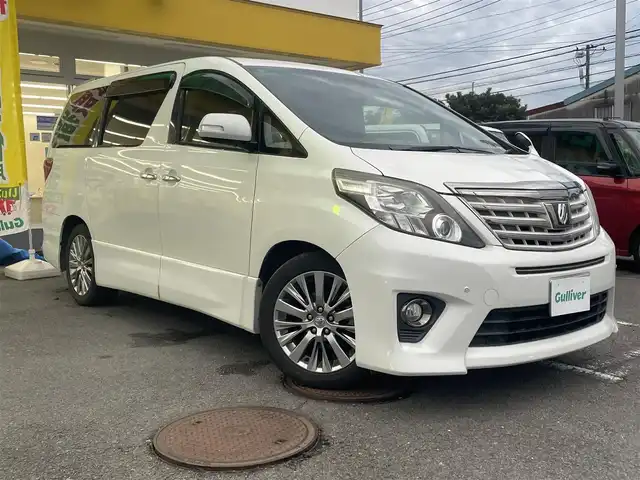 トヨタ アルファード 240S タイプゴールド 神奈川県 2013(平25)年 9.5万km ホワイトパールクリスタルシャイン サンルーフ/社外フリップダウン/横滑り防止装置/電動リアゲート/両側パワースライドドア/社外ナビ（avn-zx02i）/フルセグTV/BT/CD/DVD/FM/AM/キセノンヘッドライト/オートライト/フォグランプ/社外AW付き冬タイヤあり/ドラレコ/ETC