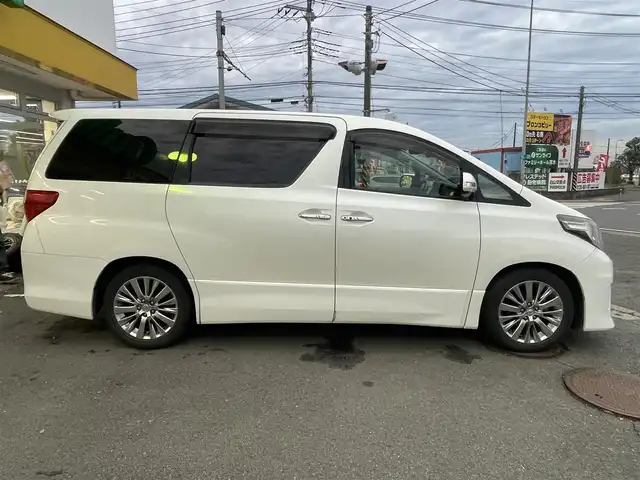トヨタ アルファード 240S タイプゴールド 神奈川県 2013(平25)年 9.5万km ホワイトパールクリスタルシャイン サンルーフ/社外フリップダウン/横滑り防止装置/電動リアゲート/両側パワースライドドア/社外ナビ（avn-zx02i）/フルセグTV/BT/CD/DVD/FM/AM/キセノンヘッドライト/オートライト/フォグランプ/社外AW付き冬タイヤあり/ドラレコ/ETC