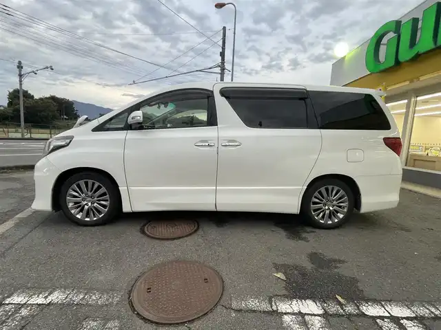 トヨタ アルファード 240S タイプゴールド 神奈川県 2013(平25)年 9.5万km ホワイトパールクリスタルシャイン サンルーフ/社外フリップダウン/横滑り防止装置/電動リアゲート/両側パワースライドドア/社外ナビ（avn-zx02i）/フルセグTV/BT/CD/DVD/FM/AM/キセノンヘッドライト/オートライト/フォグランプ/社外AW付き冬タイヤあり/ドラレコ/ETC