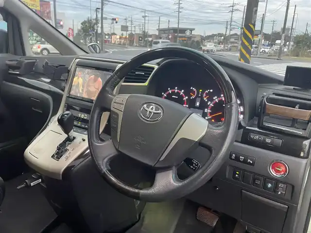 トヨタ アルファード 240S タイプゴールド 神奈川県 2013(平25)年 9.5万km ホワイトパールクリスタルシャイン サンルーフ/社外フリップダウン/横滑り防止装置/電動リアゲート/両側パワースライドドア/社外ナビ（avn-zx02i）/フルセグTV/BT/CD/DVD/FM/AM/キセノンヘッドライト/オートライト/フォグランプ/社外AW付き冬タイヤあり/ドラレコ/ETC