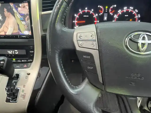 トヨタ アルファード 240S タイプゴールド 神奈川県 2013(平25)年 9.5万km ホワイトパールクリスタルシャイン サンルーフ/社外フリップダウン/横滑り防止装置/電動リアゲート/両側パワースライドドア/社外ナビ（avn-zx02i）/フルセグTV/BT/CD/DVD/FM/AM/キセノンヘッドライト/オートライト/フォグランプ/社外AW付き冬タイヤあり/ドラレコ/ETC