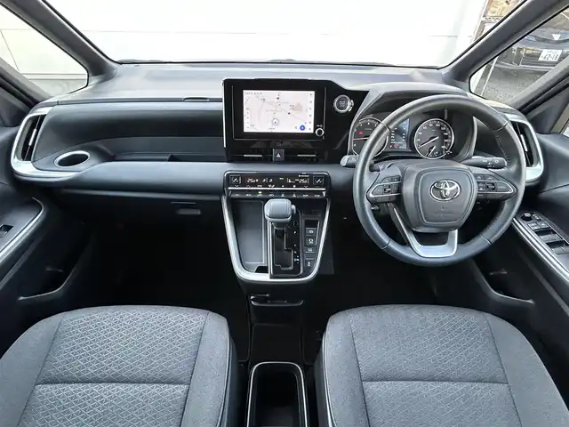 トヨタ ヴォクシー S－G 茨城県 2022(令4)年 2.1万km アティチュードブラックマイカ 純正メモリーナビ/　(TV/BT/CD/DVD)/フルセグ/バックカメラ/コーナーセンサー/両側パワースライドドア/クルーズコントロール/シートヒーター/純正フロアマット/純正アルミホイール/スペアキー１本/キャプテンアームレスト/LEDヘッドライト/快適便利パッケージ/ETC