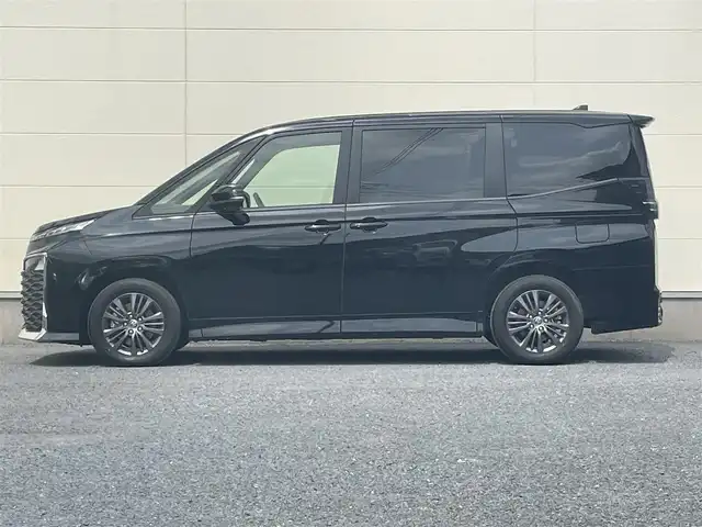 トヨタ ヴォクシー S－G 茨城県 2022(令4)年 2.1万km アティチュードブラックマイカ 純正メモリーナビ/　(TV/BT/CD/DVD)/フルセグ/バックカメラ/コーナーセンサー/両側パワースライドドア/クルーズコントロール/シートヒーター/純正フロアマット/純正アルミホイール/スペアキー１本/キャプテンアームレスト/LEDヘッドライト/快適便利パッケージ/ETC
