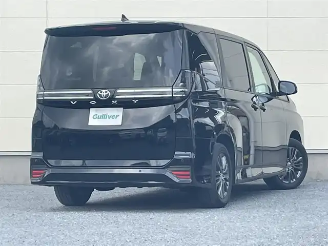 トヨタ ヴォクシー S－G 茨城県 2022(令4)年 2.1万km アティチュードブラックマイカ 純正メモリーナビ/　(TV/BT/CD/DVD)/フルセグ/バックカメラ/コーナーセンサー/両側パワースライドドア/クルーズコントロール/シートヒーター/純正フロアマット/純正アルミホイール/スペアキー１本/キャプテンアームレスト/LEDヘッドライト/快適便利パッケージ/ETC