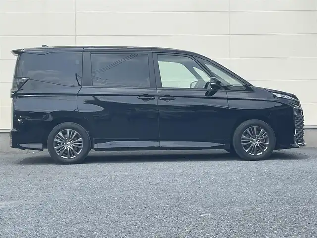 トヨタ ヴォクシー S－G 茨城県 2022(令4)年 2.1万km アティチュードブラックマイカ 純正メモリーナビ/　(TV/BT/CD/DVD)/フルセグ/バックカメラ/コーナーセンサー/両側パワースライドドア/クルーズコントロール/シートヒーター/純正フロアマット/純正アルミホイール/スペアキー１本/キャプテンアームレスト/LEDヘッドライト/快適便利パッケージ/ETC
