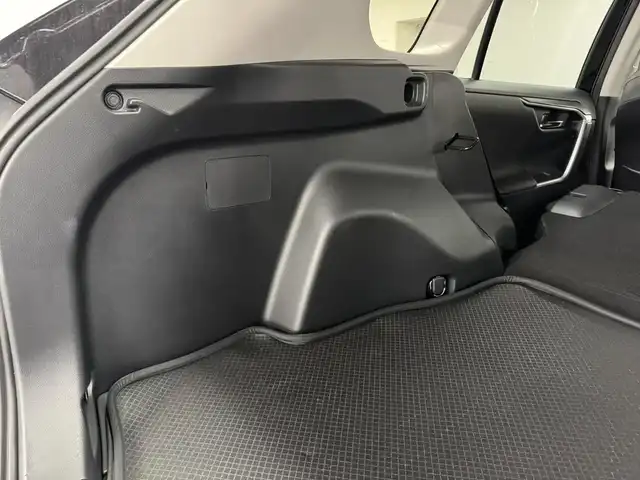 トヨタ ＲＡＶ４ アドベンチャー オフロードPKG 三重県 2022(令4)年 1.8万km アティチュードブラックマイカ ガソリン/フルタイム4WD/MTモード付フロアCVT/純正 9インチ ディスプレイオーディオ & ナビ/（FM/AM/Bluetooth/USB/iPod/Miracast/AppleCarPlay/AndroidAuto）/バックガイドモニター/ビルトイン ETC/Toyota Safety Sense/●プリクラッシュセーフティ/●レーントレーシングアシスト/●オートハイビーム/●レーダークルコン/●ロードサインアシスト/・【OP】リヤクロストラフィックオートブレーキ/・【OP】ブラインドスポットモニター/・パーキングサポートブレーキ（前後静止物・後方接近車両*）/・先行車発進告知機能/など/装備/●【OP】デジタルインナーミラー/●合皮シート/●パワーシート（Dメモリー付8way＆ランバーサポート）/●【OP】シートヒーター＆ベンチレーション（D/N）＋ステアリングヒーター/●左右独立オートエアコン/●ステアリングスイッチ/●オートライト/●LEDヘッドランプ&フロントフォグランプ/●プッシュスタート/●スマートキーx1/●純正18inAW/など