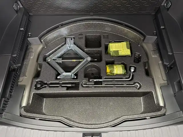 トヨタ ＲＡＶ４ アドベンチャー オフロードPKG 三重県 2022(令4)年 1.8万km アティチュードブラックマイカ ガソリン/フルタイム4WD/MTモード付フロアCVT/純正 9インチ ディスプレイオーディオ & ナビ/（FM/AM/Bluetooth/USB/iPod/Miracast/AppleCarPlay/AndroidAuto）/バックガイドモニター/ビルトイン ETC/Toyota Safety Sense/●プリクラッシュセーフティ/●レーントレーシングアシスト/●オートハイビーム/●レーダークルコン/●ロードサインアシスト/・【OP】リヤクロストラフィックオートブレーキ/・【OP】ブラインドスポットモニター/・パーキングサポートブレーキ（前後静止物・後方接近車両*）/・先行車発進告知機能/など/装備/●【OP】デジタルインナーミラー/●合皮シート/●パワーシート（Dメモリー付8way＆ランバーサポート）/●【OP】シートヒーター＆ベンチレーション（D/N）＋ステアリングヒーター/●左右独立オートエアコン/●ステアリングスイッチ/●オートライト/●LEDヘッドランプ&フロントフォグランプ/●プッシュスタート/●スマートキーx1/●純正18inAW/など
